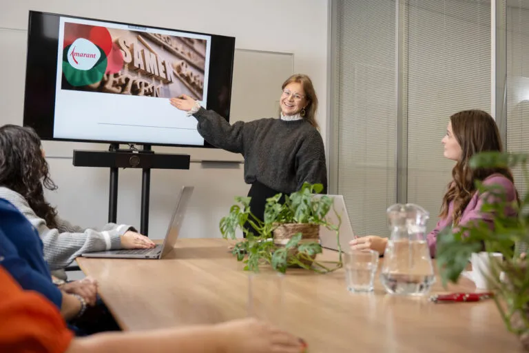 Onboarding en ondersteuning bij Amarant, medewerker geeft presentatie aan andere collega's