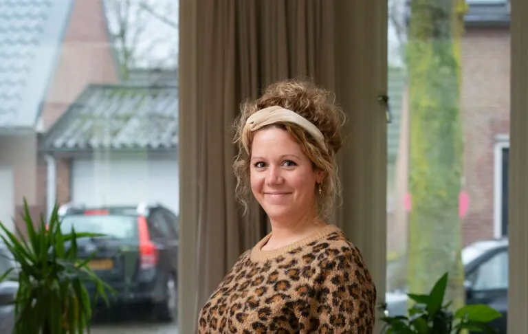 Doelgroep jeugd, Begeleider kijkt lachend in de camera