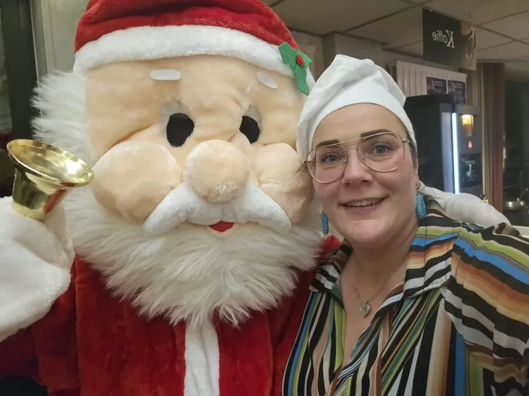 Vrijwilliger Roxanne met kerstman pop