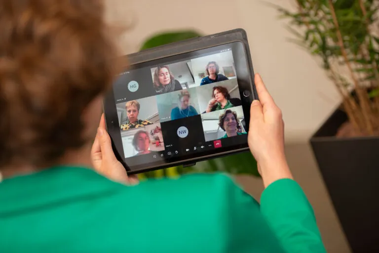 Beeldbellen of videobellen leren vrijwilligerswerk