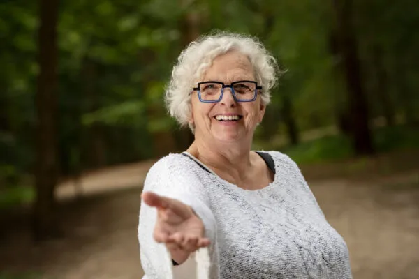 Vrouw reikt hand uit, wordt vrijwilliger bij Amarant