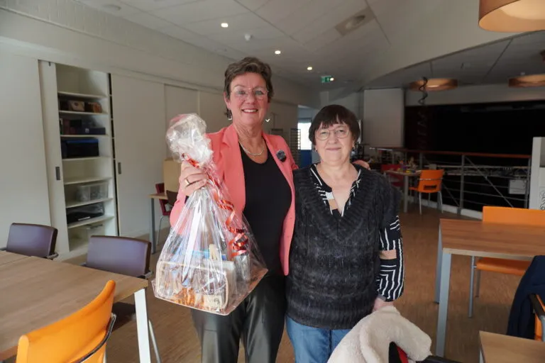 maatje José krijgt een cadeau. vrijwilliger in het zonnetje